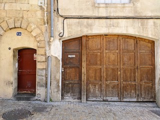 Rue d'Aix en Provence avec maison provençal et fontaine, lieu connu sous le nom de cours Mirabeau...