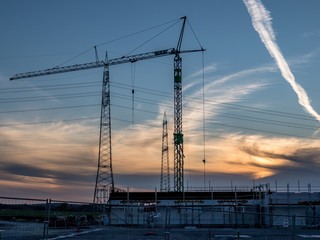 Strommasten und Baukran