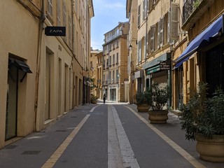Rue d'Aix en Provence avec maison provençal et fontaine, lieu connu sous le nom de cours Mirabeau Paul Cézanne fontaine l rotonde et la fameuse place d'Albertas