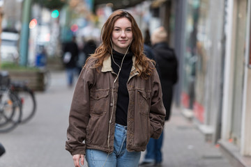 Obraz premium Young Woman Walking and Smiling at Camera