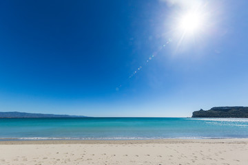 foto panoramica della sella del Diavolo a Cagliari in una giornata con il cielo blu e il mare calmo