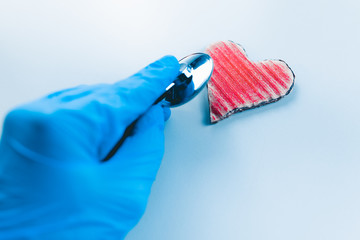 Cardiologo cura il cuore