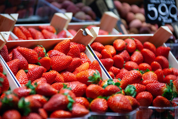 fresas orgánicas en mercado de calidad