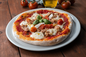 Deliziosa pizza con tonno e cipolla 