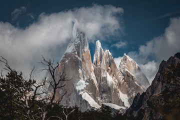 cerro torre berglandschap met wolken