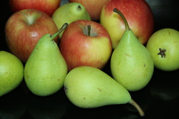 fondo de frutas con peras y manzanas