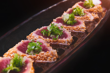 Tuna tataki arranging in the long dish.
