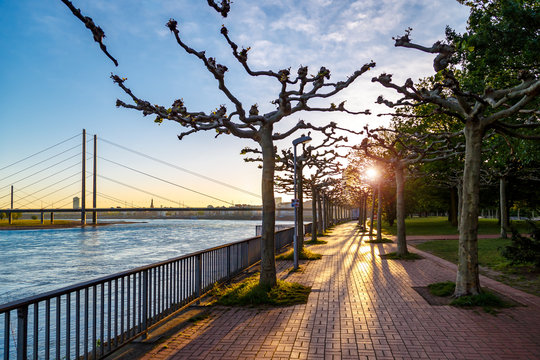 Rheinufer, D&uuml;sseldorf, Deutschland