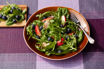 Fesh salad with spinach, blueberries