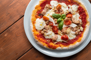 Deliziosa pizza con tonno e cipolla 