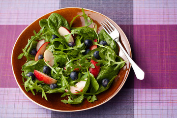 Fesh salad with spinach.