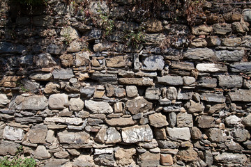 Antiguo muro de piedra apilados para formar una pared
