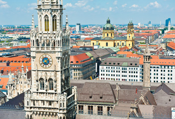 Fototapeta na wymiar New Town Hall (Neues Rathaus) and view of the city from above. Munich. Germany