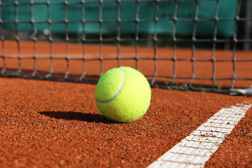 Symbolbild: Tennisplatz mit Ball und Netz, Nahaufnahme