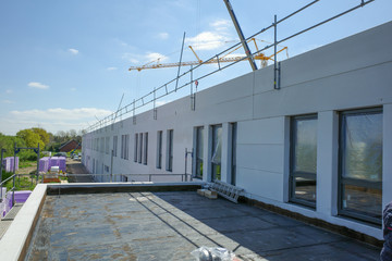 Obraz premium the outdoor shot of a building that is in the process of completion on a construction site