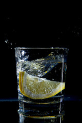 Citronnade sur fond noir
