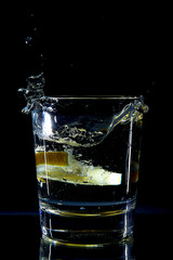 Citronnade sur fond noir