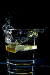Citronnade sur fond noir