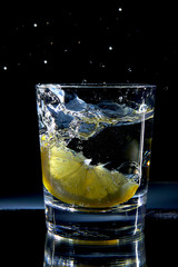 Citronnade sur fond noir