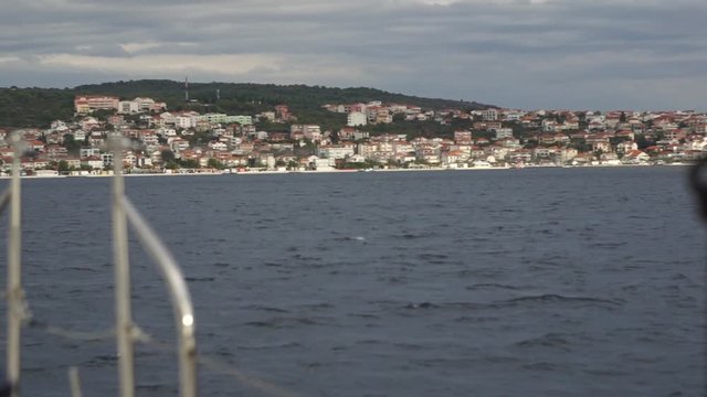 Küstenlinie in Kroatien vom Segelschiff aus betrachtet