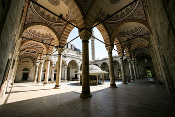 Obraz premium A historical mosque. Ceiling decorations of the mosque 