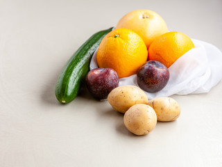 Kartoffeln, Obst und Gemüse mit umweltfreundlichem, wiederverwertbaren Einkaufsnetz