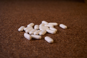 Grupo de píldoras blancas sobre madera