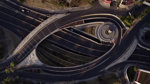 Calles solas en Mexico en tiempos de coronavirus, cinem&aacute;ticas drone view