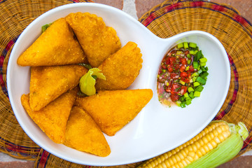 Plato tradicional hecho de maíz frito