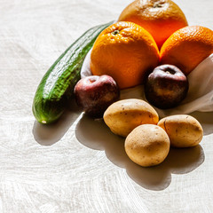 Kartoffeln, Obst und Gemüse mit umweltfreundlichem, wiederverwertbaren Einkaufsnetz