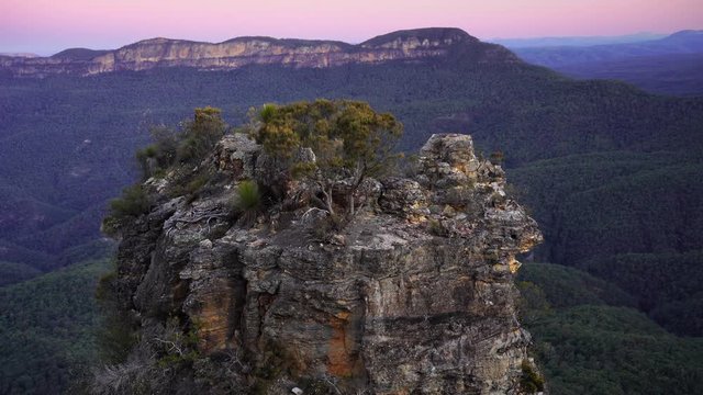 Most Famous Mountains near Sydney: The Three Sisters at dusk (Blue Mountains National Park, Katoomba, Australia)