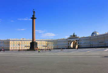 Fototapeta premium Palace Square and Alexander Column with General Staff Building Arch in Saint Petersburg, Russia. Empty Palace Square, main city landmark with no people on sunny day