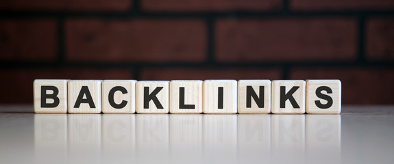 Backlinks - text on cubes with reflection in the background of the kirie