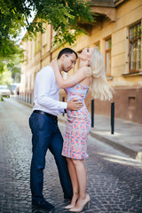 Naklejka premium woman with her husband walking around the city, dressed neatly