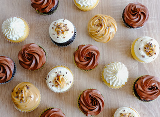 Vanilla and chocolate cupcakes.