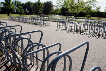 Leere Fahrradständer in Schule