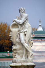 Fototapeta na wymiar Statue in the park in Moscow