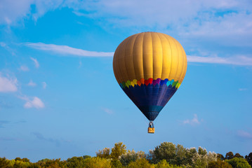 Obraz premium Colorful hot air balloon flying in blue sky