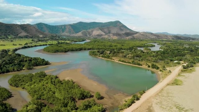 La Brousse, La roche perc&eacute;e, Nouvelle-Cal&eacute;donie