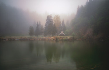 Nebelschwaden über dem Bergsee