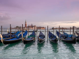 Naklejka premium Piękny zachód słońca z placu San Marco, Wenecji, Włochy i gondoli na pierwszym planie oraz kościoła San Giorgio Maggiore