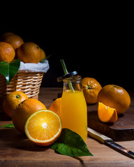 Bodegón de naranjas y vaso de zumo
