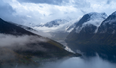 Fototapeta na wymiar Widok na Aurlandsfjord z punktu widokowego Stegastein