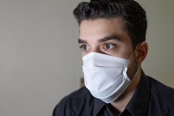 Modelo masculino caucasiano branco usando Mascara para o isolamento na pandemia do covid19 Coronavírus