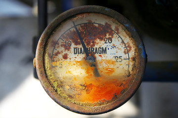 Medidir de gas deteriorado y oxidado por el tempo