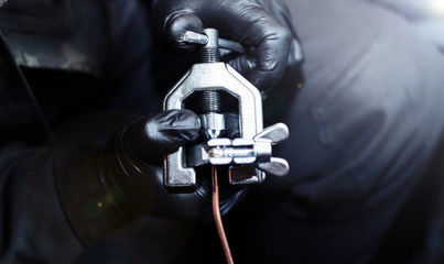 flaring of copper and aluminum tubes, for brake ways of the car and refrigerators of freon gas conditioners.