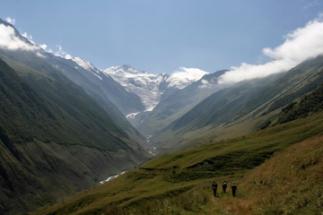Fototapeta na wymiar Hunters climb the mountains through the gorge.