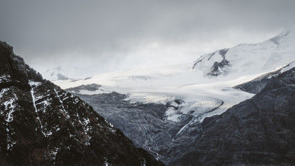 Obraz premium Glaciar cae de una montaña
