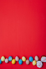 Obraz premium multi-colored eggs on the feast Easter background for inscriptions