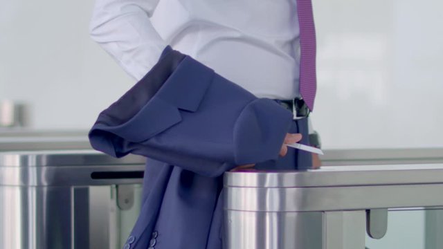 oficinista pasando el torniquete